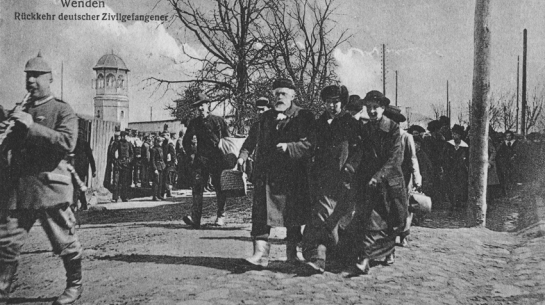 Lielinieku deportēto iedzīvotāju atgriešanās Cēsīs 1918. gada aprīlī. Centrā — Āraišu draudzes mācītājs Pauls Frīdrihs Bērents (1866—1935) ar sievu Harietu (dz. Gotfrīdu, 1888—1969).
Latvijas Nacionālā vēstures muzeja krājums