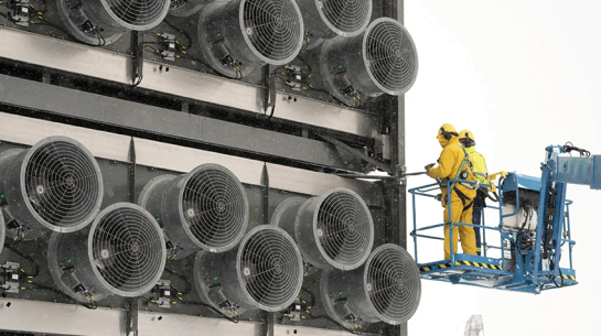 Milzīgā Mammoth rūpnīca Islandē, kas no atmosfēras izsūknē oglekļa dioksīdu.
Foto — The New York Times