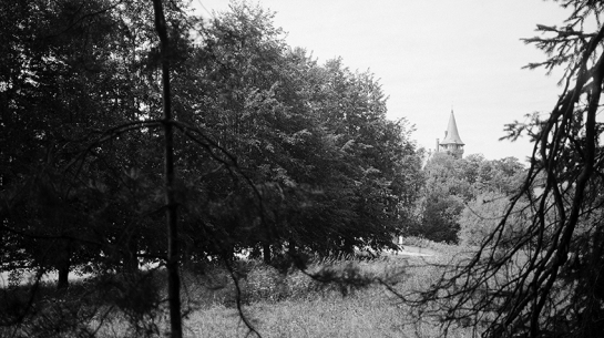 «Te nu esam tuvāk mērķim — Cesvaines pils tornis ir aptuveni 650 metru attālumā.» 
Autora foto