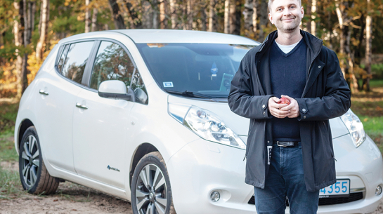 Lai gan mēdz gadīties piedzīvojumi, Pēteris Jurčenko elektroauto iegādi nenožēlo. Ietaupījums ģimenes budžetā ir jūtams.
Foto — Ieva Salmane