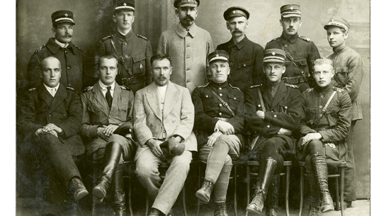 Valsts darbā. Dzelzceļa policijas Rēzeknes nodaļas darbinieki. 1921. gads. Fotogrāfs nezināms. Latvijas Nacionālā arhīva KFFDA krājums