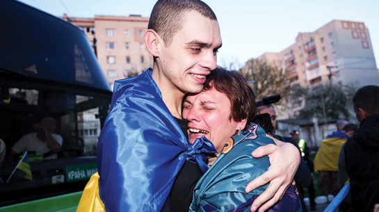 Ukraina un Krievija 19. aprīlī veica kārtējo gūstekņu apmaiņu: Ukrainā atgriezušies 277 cilvēki, bet Krievijai nodots 261. Attēlā: Natālija Lohvinčuka mājās sagaidījusi savu dēlu Ihoru, kas dienēja Ukrainas Jūras spēkos.