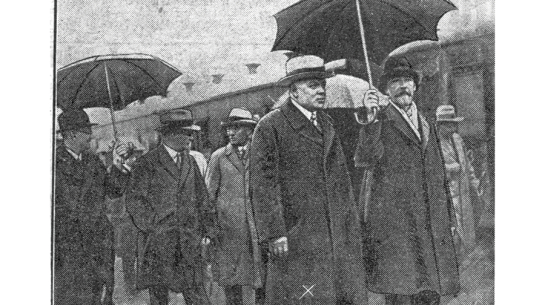 Latvijas premjerministrs Kārlis Ulmanis un Igaunijas ārlietu ministrs Jāns Tenisons zem viena lietussarga Tallinas stacijā 1931. gada augustā. Kas zina, varbūt tas bija Joelsona izstrādājums