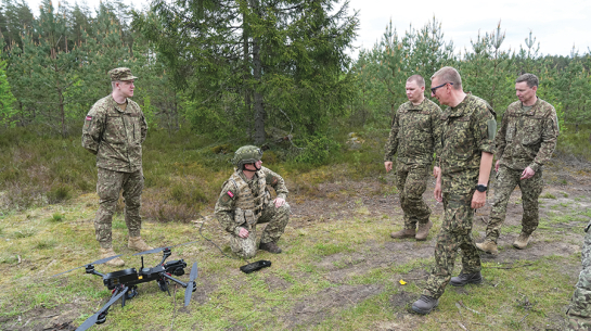 Valsts prezidenta Edgara Rinkēviča vizītes laikā Sēlijas militārajā poligonā maijā. Foto — Ilmārs Znotiņš, Valsts prezidenta kanceleja