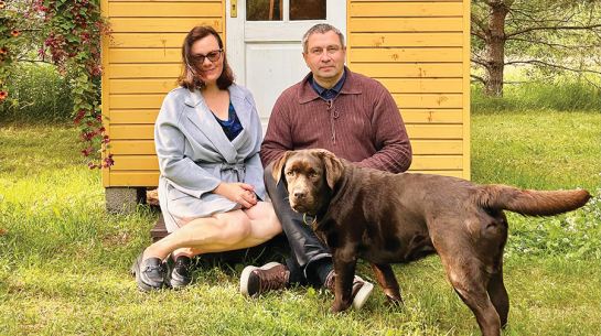 Ēriks ar sievu Ilutu un ģimenes četrkājaino draugu Enisu — 1,5 gadus vecu labradoru meiteni.