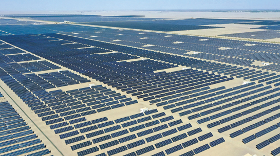Pašlaik pasaulē lielākais saules enerģijas parks pie Urumči pilsētas Ķīnas ziemeļos — tas izpleties 133 kvadrātkilometros.
