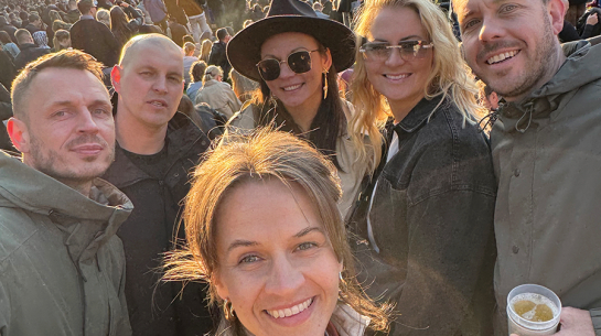 Maija Līne-Buce ar saviem draugiem Imagine Dragons koncertā Tallinā.