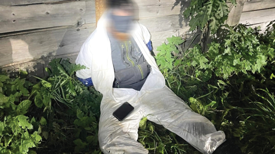 Policijas filmētā video ekrānuzņēmumā redzama viena no aizturētajām personām