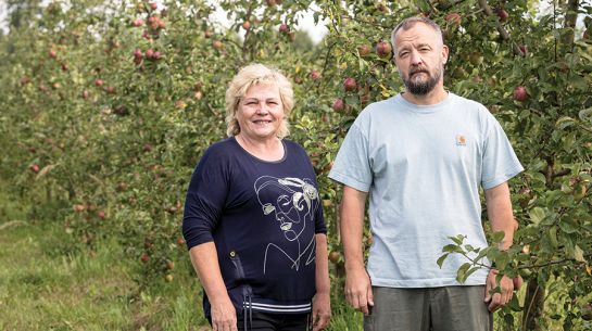 Pienjāņu saimnieks Mārtiņš Knipšis un saimniecības galvenā agronome un ābeļdārza dvēsele Inese Skrēbena.