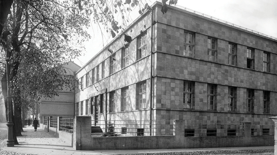 Roche Rīgas filiāle (1933). Ēkas fasāde no Palīdzības ielas puses. Arhitekts Aleksandrs Klinklāvs. Foto — Roberts Johansons (1935)