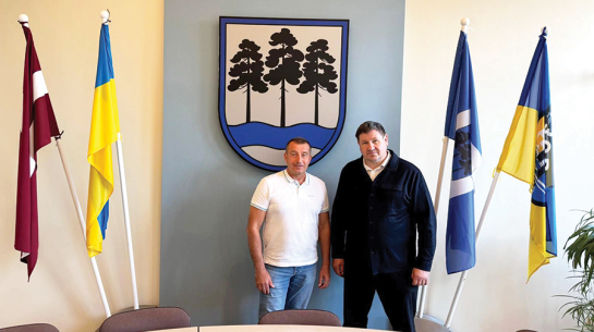 Ukrainis Serhijs Šakuns soctīklos publicējis foto ar viesošanos Ogres domē 25. augustā. Tieši šajā dienā Egils Helmanis izņēma slimības lapu