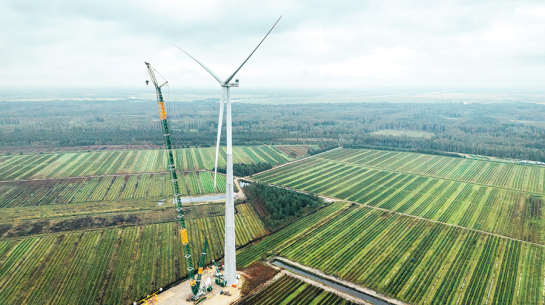 Viena no jaunajām vēja turbīnām Kaigu purvā. Foto — Latvenergo