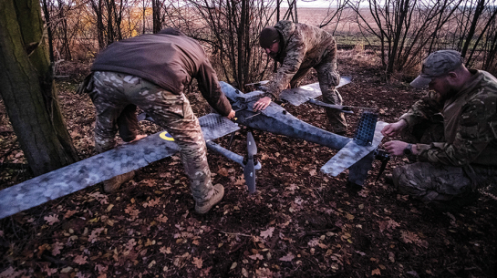 Ukraiņu karavīri 2. novembra vakarā gatavo dronu-granātmetēju, lai naktī uzbruktu okupantu pozīcijām pie pusielenktās austrumu pilsētas Pokrovskas.
