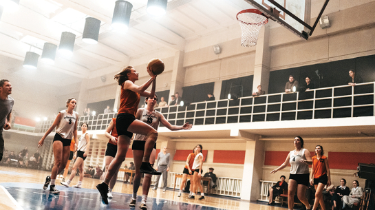 Dzidras Uztupes-Karamiševas lomā aktrise Agnese Budovska (priekšplānā). Publicitātes foto