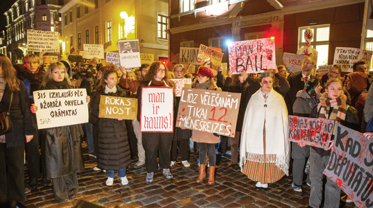 Rute Marta Jansone ir grāmatu māksliniece, bet latviešu kolektīvajā atmiņā viņa tagad ir tautumeita baltā villainē ar zilu aci. «Doties uz protestu bija pašsaprotami — ja tavi pamati tiek apdraudēti, tev ir jāstājas apdraudējumam pretī»