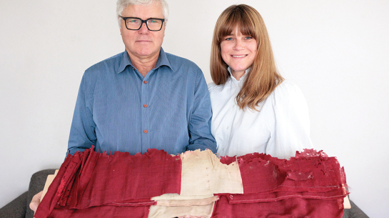 Jānis Znotiņš intervijas sniedz tikai kopā ar meitu Ilzi, kura par atrasto karogu uzrakstīja sociālajā tīklā Facebook. Viņš strādā par virpotāju un par pēkšņo popularitāti jūtas apmulsis.