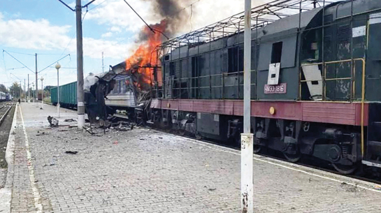 Degošs vilciens pēc drona trieciena Ukrainas Sumu reģionā 4. oktobrī. Tika ievainoti 30 cilvēki.