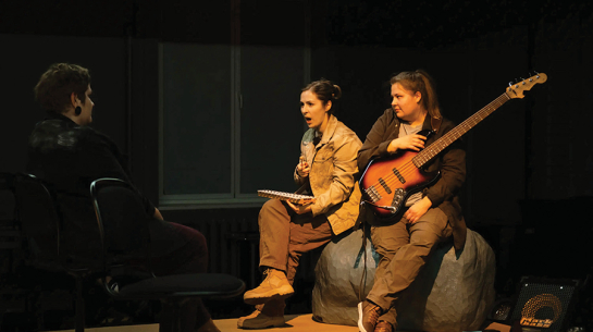 Līga Paegle (no kreisās), Gita Rebeka Adlere un Elīza Apine ĢIT iestudējumā Cantus Firmus pārstāv sievietes, kas gatavas būt kopā — maigi un savstarpēji pieņemoši — pat nāves priekšā. Foto — Anna Konovalova