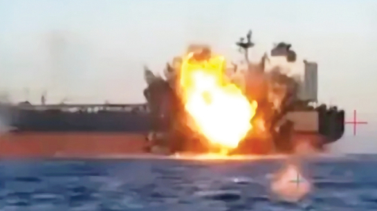 Ukrainas Drošības dienesta izplatītajā video redzams jūras drona trieciens pa vienu no Krievijas ēnu flotes tankkuģiem Melnajā jūrā 29. novembrī.