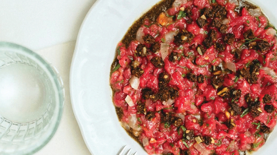 Liellopa tartars ar tomātiem želejā, rupjmaizi un kaņepju sēklu mērci