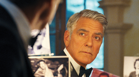 Džordža Klūnija sniegums, nedaudz arī spēlējot sevi, ir ļoti harismātisks. Publicitātes foto