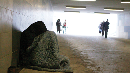 Kāda sieviete Stacijas tunelī Rīgā.