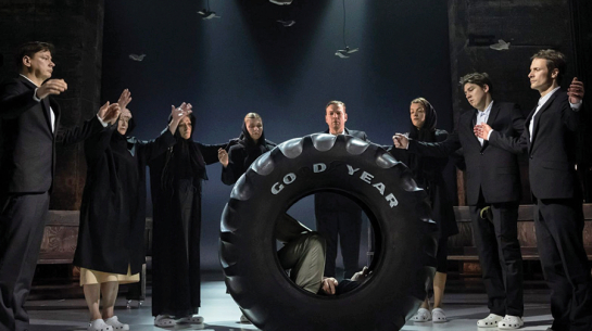 Bēru aina. Riepa kā tāds mūža rats aizripina mūžībā tos, kuru laiks pienācis. Publicitātes foto