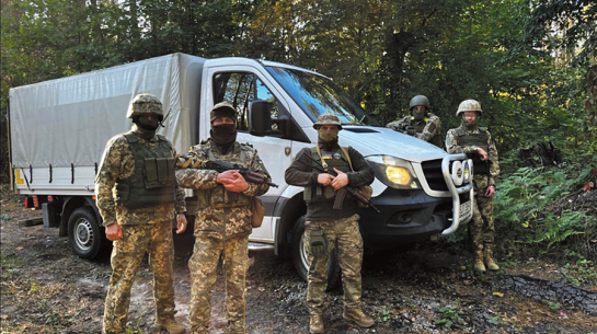 Te iemūžināts brīdis, kad atvestā mašīna un krava atdota tieši ukraiņu vienības rokās. Hlopci mazliet iepozē. Raksta autores foto