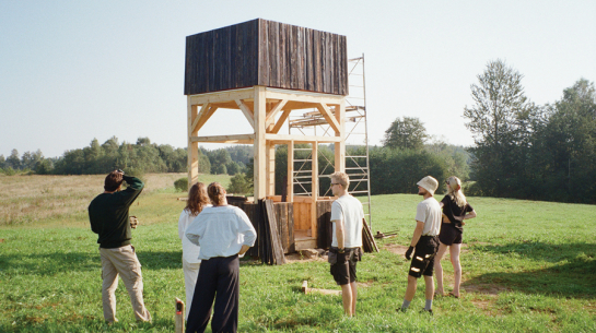 Autoru grupa namiņa būvniecības procesā