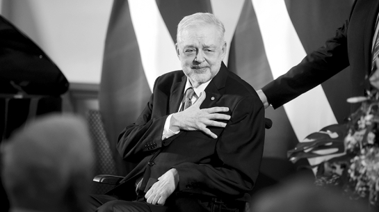 Andris Vilks ar Ministru kabineta balvu par izcilu ieguldījumu Latvijas Nacionālās bibliotēkas darbībā, attīstībā un starptautiskās atpazīstamības veicināšanā svinīgajā balvas pasniegšanas ceremonijā 2024. gada decembrī.
Foto — LETA