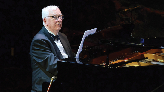 Raimonds Pauls vienā no koncertuzvedumiem mūzikas namā Daile. Foto no mūzikas nama Daile arhīva