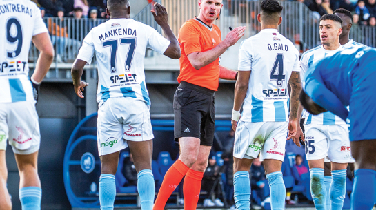 Edgars Maļcevs, tiesājot Latvijas futbola Virslīgas spēli pagājušā gada pavasarī. Foto — futbola klubs Riga FC