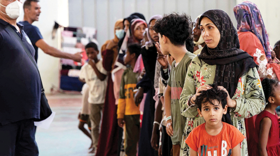 Tikko iebraukuši migranti pagaidu patversmē vienā no Grieķijai piederošās Krētas salas pilsētas Agijas domes ēkas zālēm pagājušā gada 10. jūlijā.