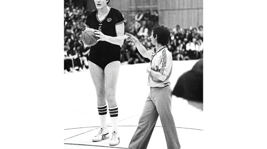 Uļjana Semjonova Eiropas līgas kausa izcīņā 1983. gadā TTT spēlē pret vācu klubu DJK Agon 08 Dusseldorf. Foto — Sueddeutsche Zeitung Photo / Alamy