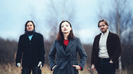 No kreisās Edgars Šubrovskis, Sniedze Prauliņa un Oskars Jansons. Publicitātes foto