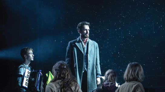 Vienas sapņu lomas Gustavam Melbārdim nav. «Mans lielākais mērķis ir karjeras laikā spēlēt pēc iespējas dažādākas lomas, izaicināt sevi un saglabāt zinātkāri. Tā ir skaistākā lieta šajā profesijā.» Attēlā: Dziedātāja lomā Belfāstas teātrī The Mac 2024. gadā iestudētajā izrādē Kaukāziešu krīta aplis. Foto — Stephen Glass