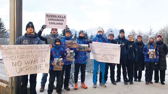 Latvijas skeletona izlases treneris Ivo Šteinbergs (otrais no kreisās), skeletonistes Marta Andžāne (pirmā no labās) un Dārta Neimane (trešā no labās) protestā kopā ar ukraiņiem un zviedriem.