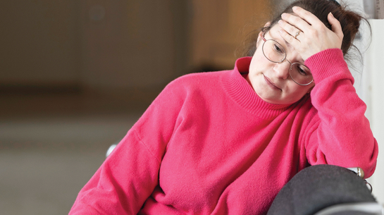 «Jā, esmu saņēmusi pabalstu,» pajumti zaudējusī Jūlija Kapustinska saka par visai mājsaimniecībai piešķirtajiem 1560 eiro no pašvaldības. «Bet kā ar šo nelielo summu dzīvot pēc tam, kad bojā gājusi visa mūsu iedzīve?»