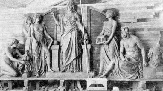 Nacionālā mākslas muzeja dekoratīvais ieejas cilnis vēl 
A. Folca darbnīcā 20. gadsimta sākumā. Foto no 20. gadsimta sākuma periodikas