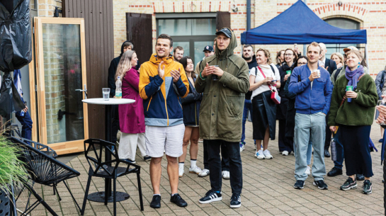 Toms Bergans-Berģis (pirmais no kreisās) jau StartSchool mācību laikā saprata, ka līdzās labai biznesa idejai un tehniskām zināšanām vienlīdz svarīga ir arī prasme komunicēt un uzņemties iniciatīvu.