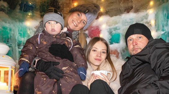 «Salikām spilvenus un iesmējām — varētu te ierīkot Airbnb,» saka Linda Egle-Šrenka, kura kopā ar vīru Andi un bērniem Paulīni, Šarloti un Hugo savā pagalmā radījusi krāsainu iglu. Interesenti var doties ciemos to aplūkot Muižas ielā 8 Saulkrastos. Foto — Maija Druva