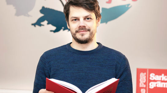 Viens no jaunā izdevuma diviem galvenajiem redaktoriem Jēkabs Dzenis. Darbs pie grāmatas ilga četrus gadus, un tas ir apmēram 100 cilvēku komandas veikums. Foto — Sergejs Čičagovs