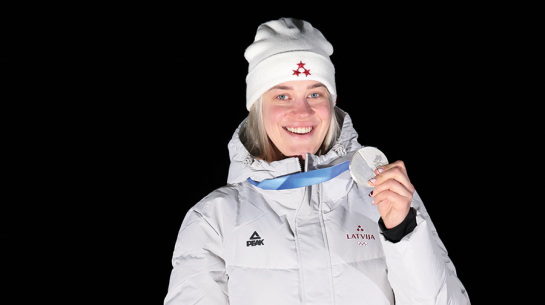 Elīna ar sudraba medaļu apbalvošanas ceremonijā Kortīnā 10. februārī.