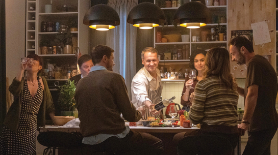 Latviešu aktieru ansamblis filmā Perfektie. Centrā Intars Rešetins-Pētersons. Publicitātes foto