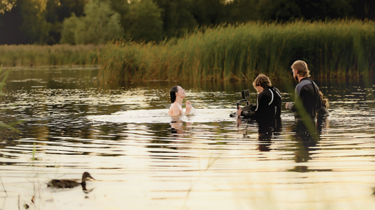 Aktrise Ieva Segliņa kādas ainas uzņemšanā. Publicitātes foto