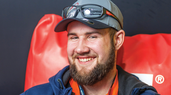 Jauno mehāniķu konkursa uzvarētājam Andrim Lagzdiņam risināt uzdevumus palīdzēja praktiskās iemaņas, ko guvis vecāku saimniecībā. Foto — Inter Cars Latvija