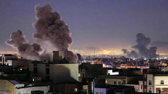 Dūmu mutuļi pēc gaisa triecieniem Teherānā 1. martā.