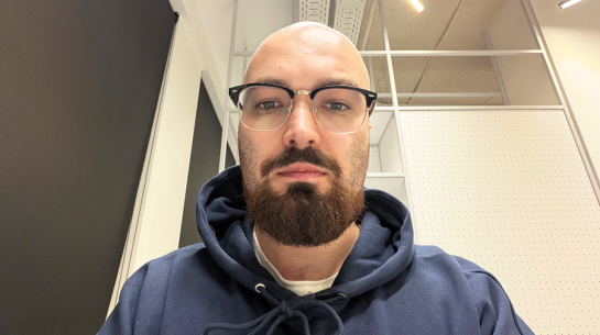 «Mājaslapā parādās tās dienas zemākā degvielas cena katrā konkrētā uzņēmumā. Taču tās atšķiras arī starp viena uzņēmuma stacijām, tāpēc jāpievērš uzmanība, kurā adresē šis piedāvājums ir spēkā,» saka mājaslapas Kurliet.lv izveidotājs Antons Doroščonoks.