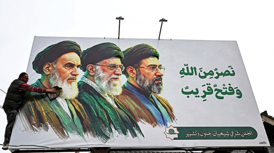 Jauns plakāts Teherānā ar valsts augstākajiem līderiem — ājatollu Rūhollāhu Homeinī, kas vadīja valsti no 1979. līdz 1989. gadam, Alī Hāmenejī (1989—2026) un jauniecelto Modžtabu Hāmenejī.