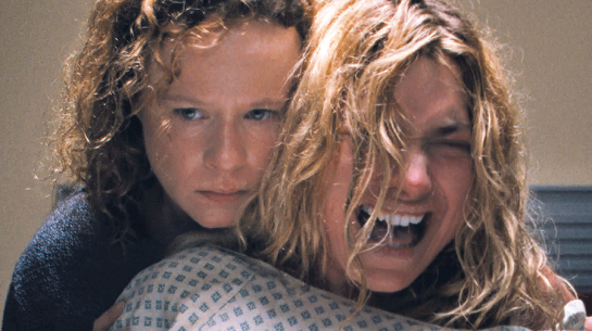 Klaudijas lomā Tora Bērča (pa kreisi), Lidija — Imodžena Pūtsa. Publicitātes foto